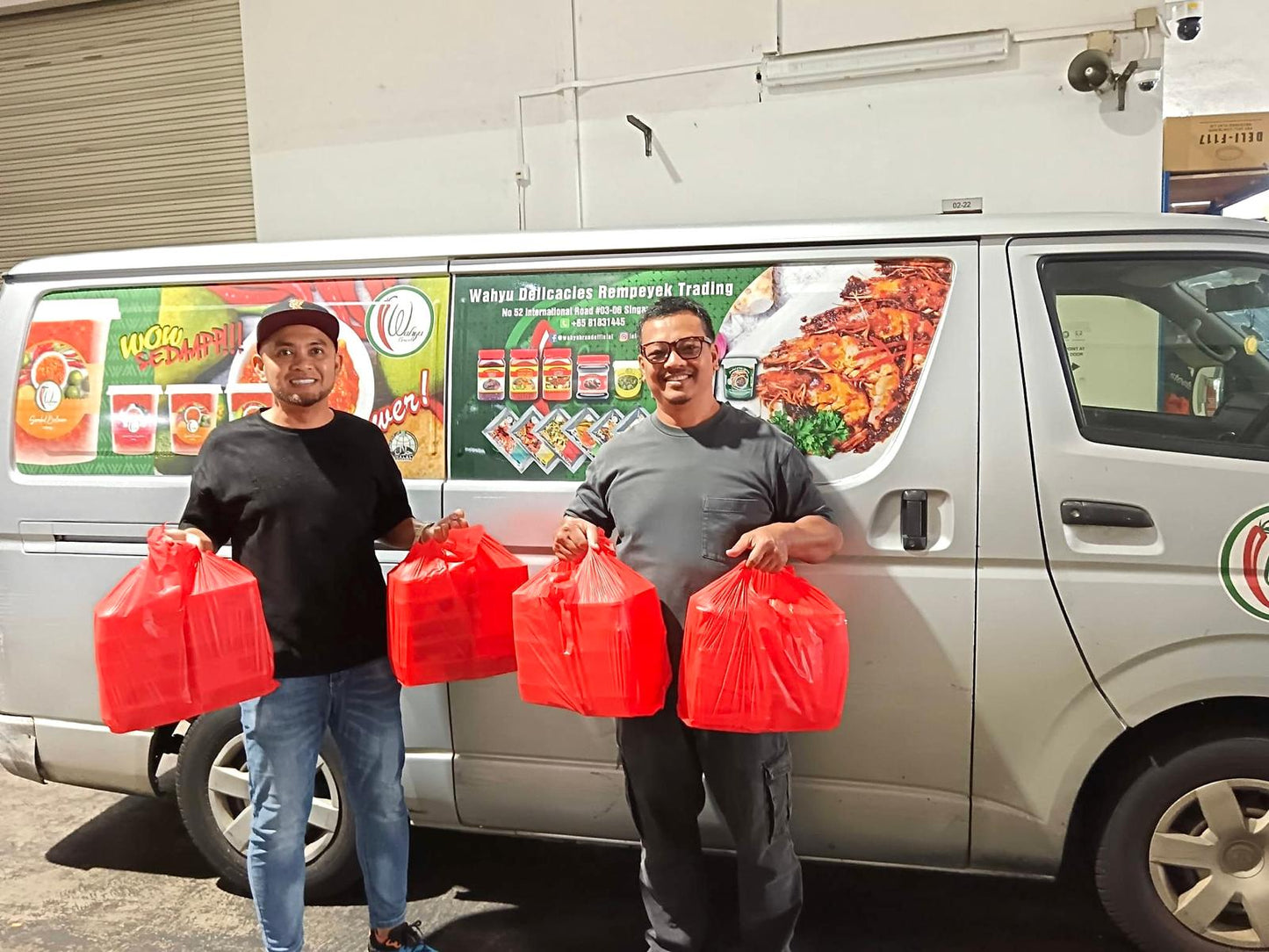 Image of Wahyu Personnel preparing to delivery food donations to mosque